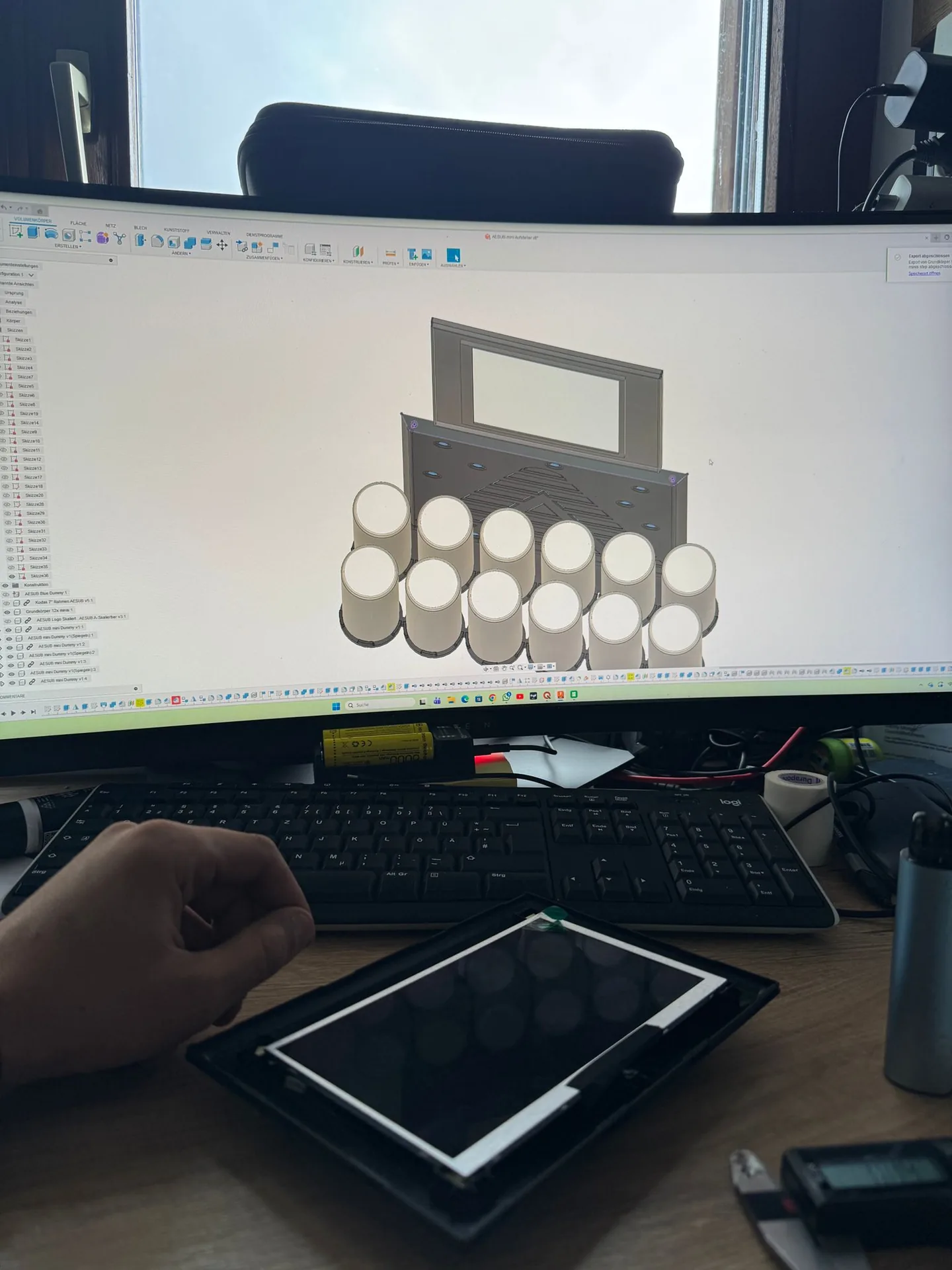 CAD-Ansicht des Aufstellers mit Display und Dosenhaltern am Monitor.