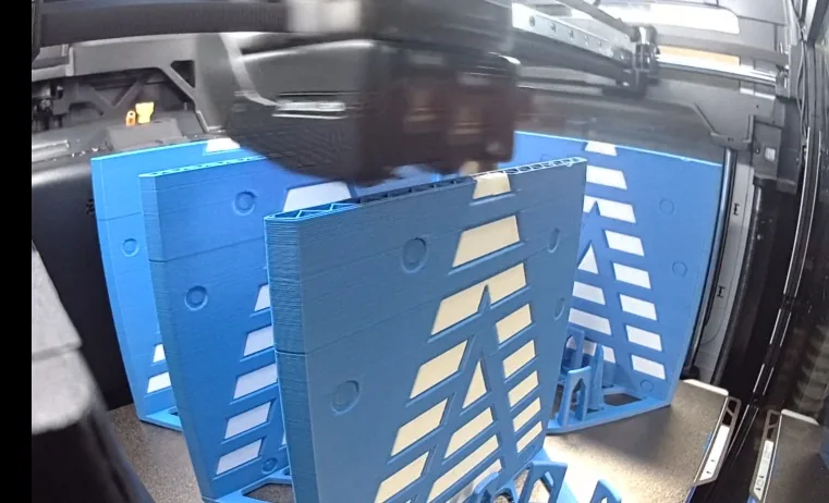 3D-Druck blauer Bauteile im Drucker.