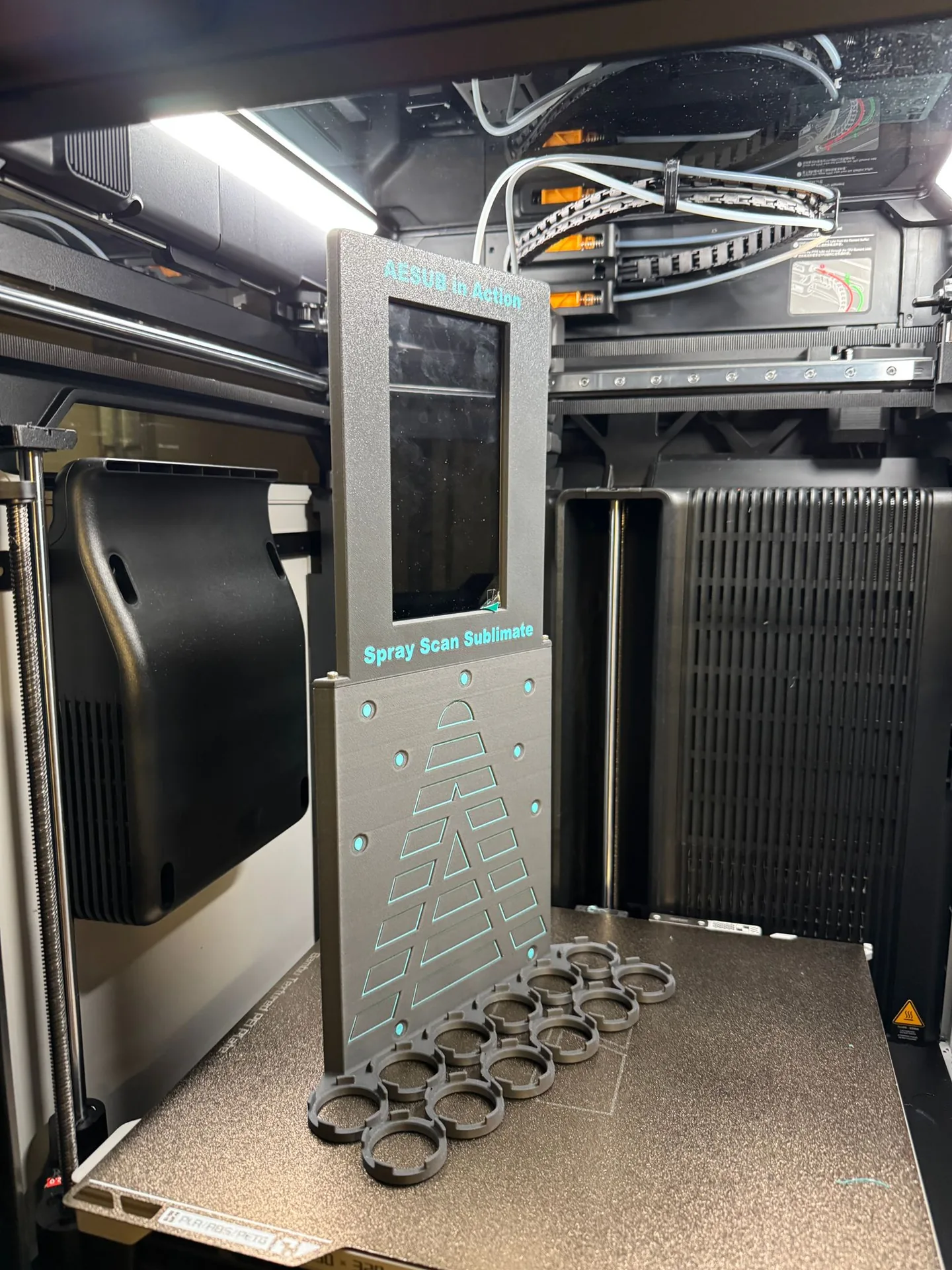 Aufsteller mit Display und Dosenhaltern, Gesamtansicht.