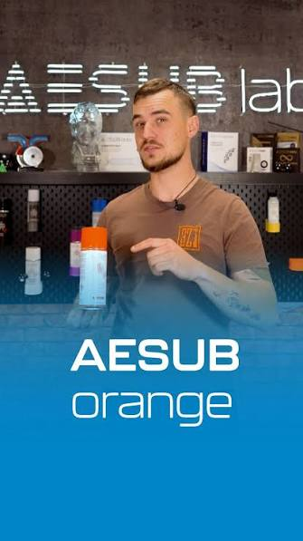 Lukas Heizmann im AESUB lab mit AESUB orange.