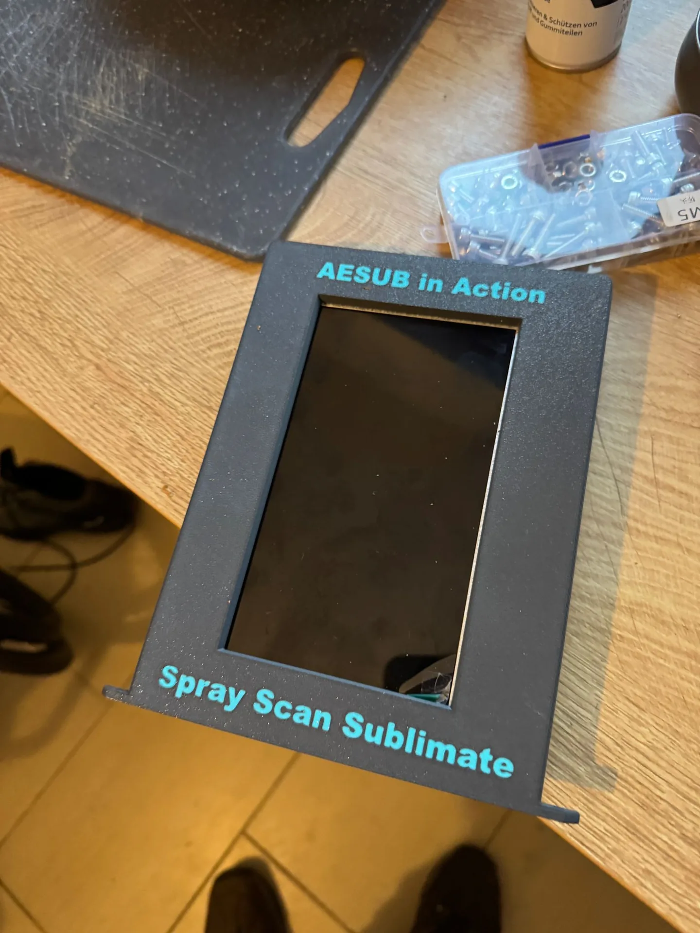 Gedruckter Displayrahmen mit Schriftzug AESUB in Action.