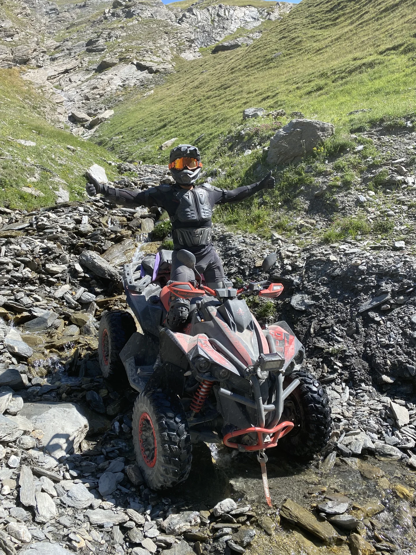 ATV mit Fahrer im Geröll.