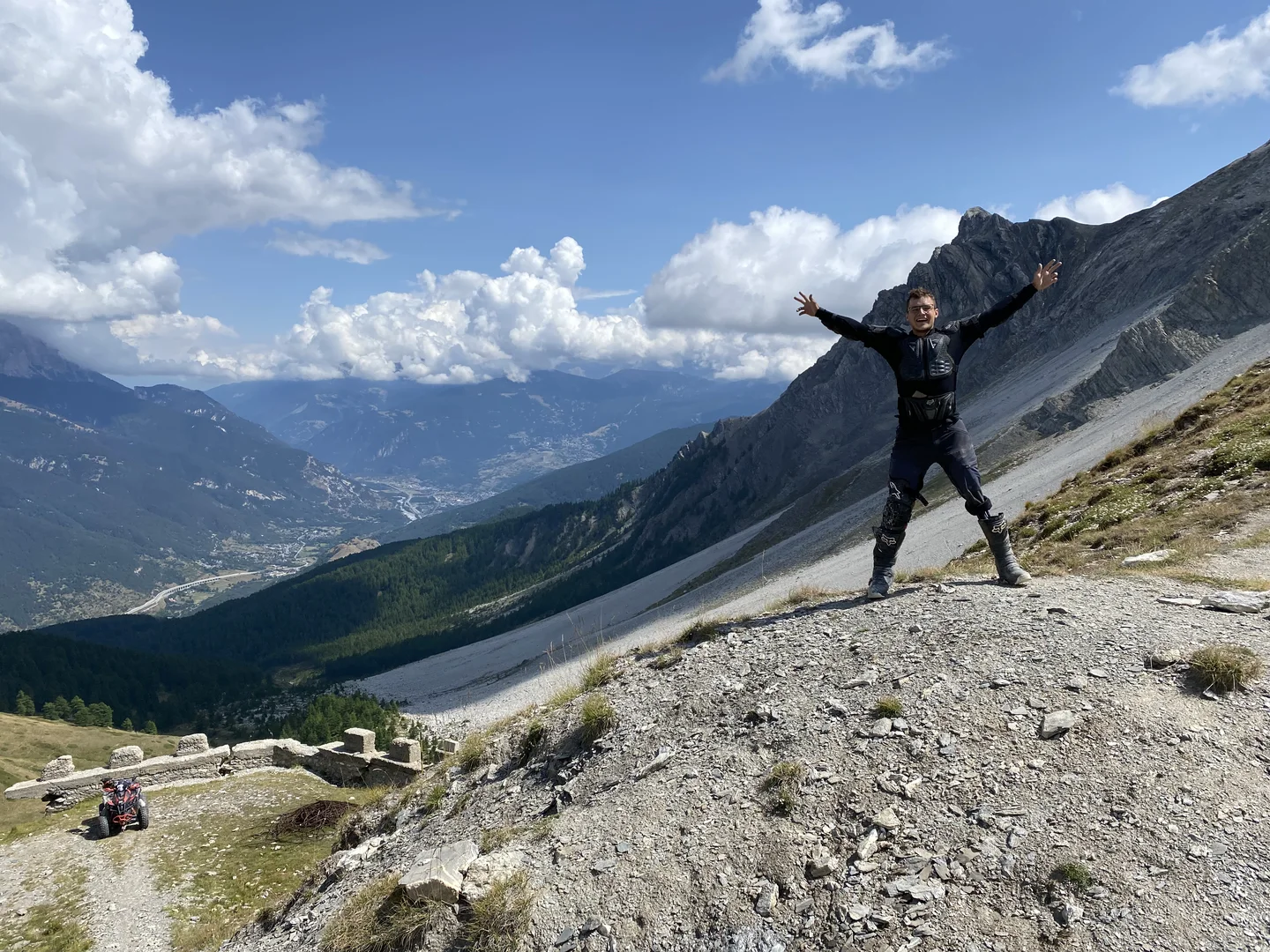 Lukas Heizmann in einer Berglandschaft.