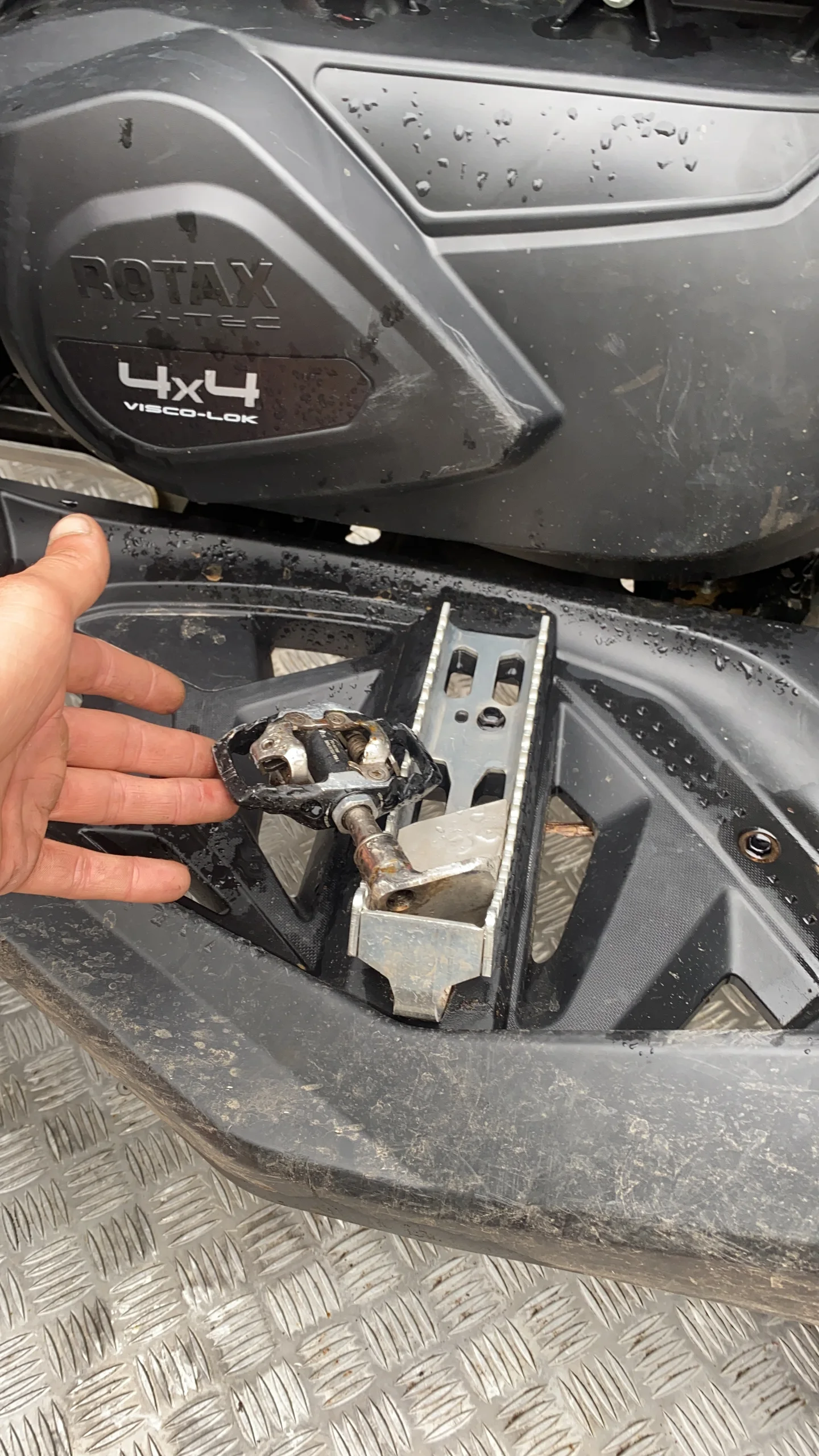 Klickpedal mit Halterung am ATV.