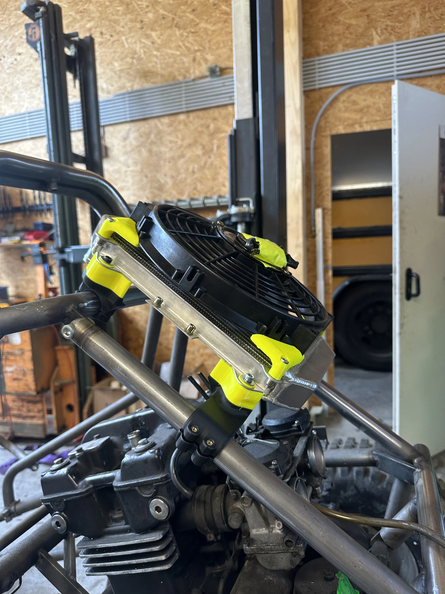 Motorbereich und Kühlerpaket am Rohrrahmen des Buggys.