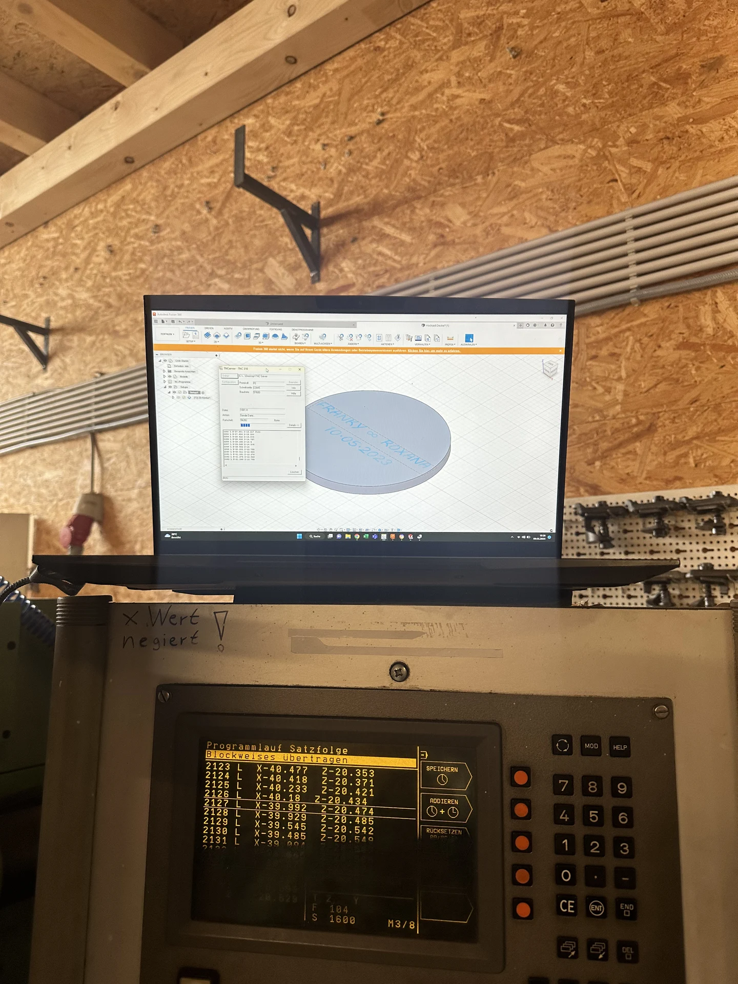 Laptop mit CAD-Ansicht am Bedienpult der CNC-Fräsmaschine.