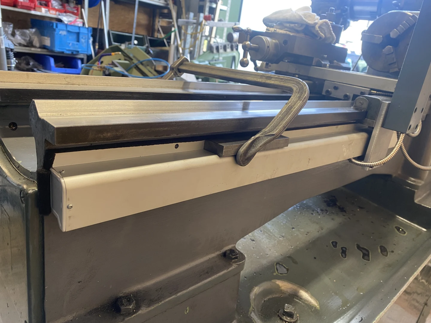 Montage des Glasmaßstabs an der Drehmaschine.