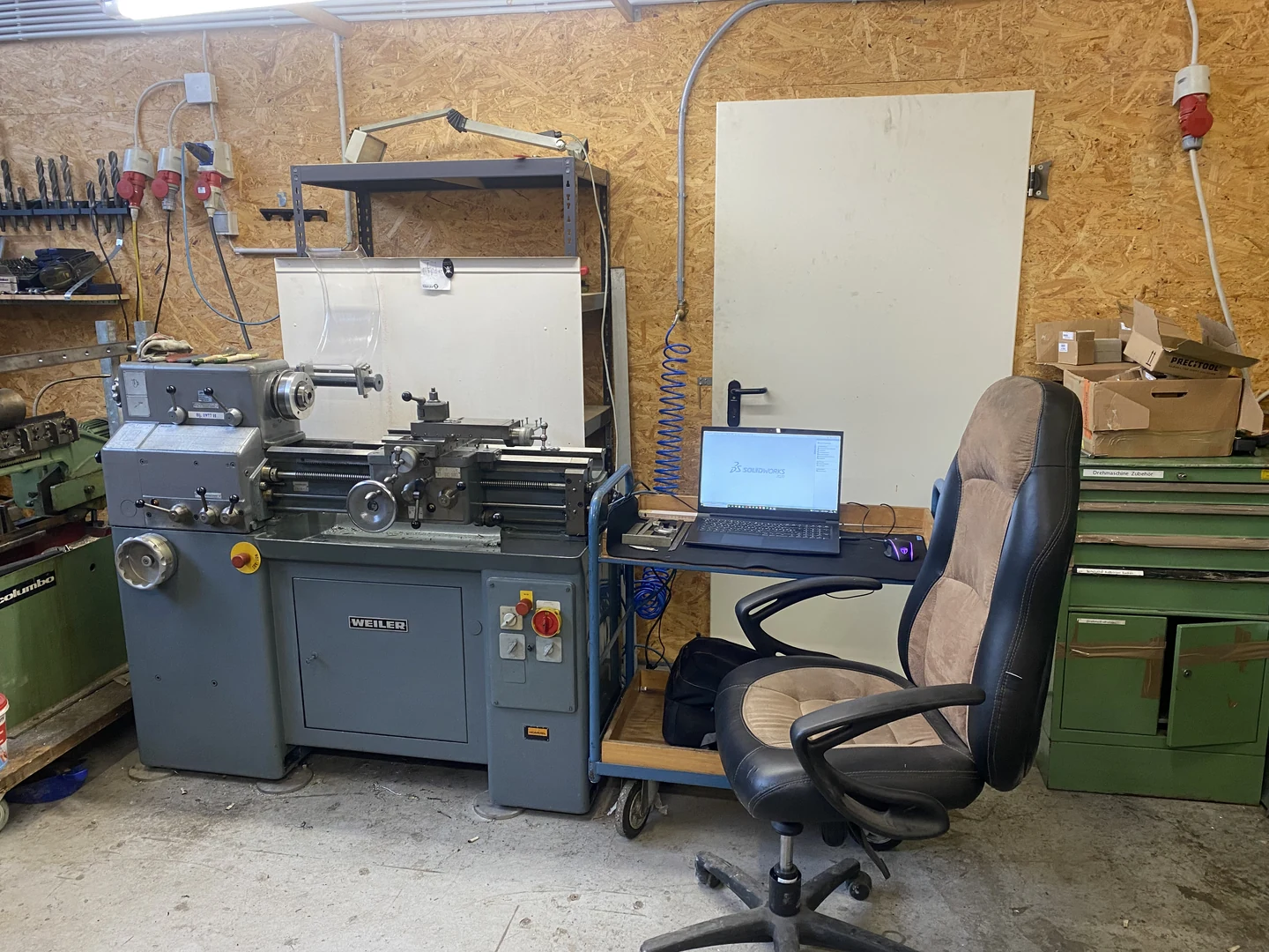 Meine Drehmaschine mit digitalem Arbeitsplatz.