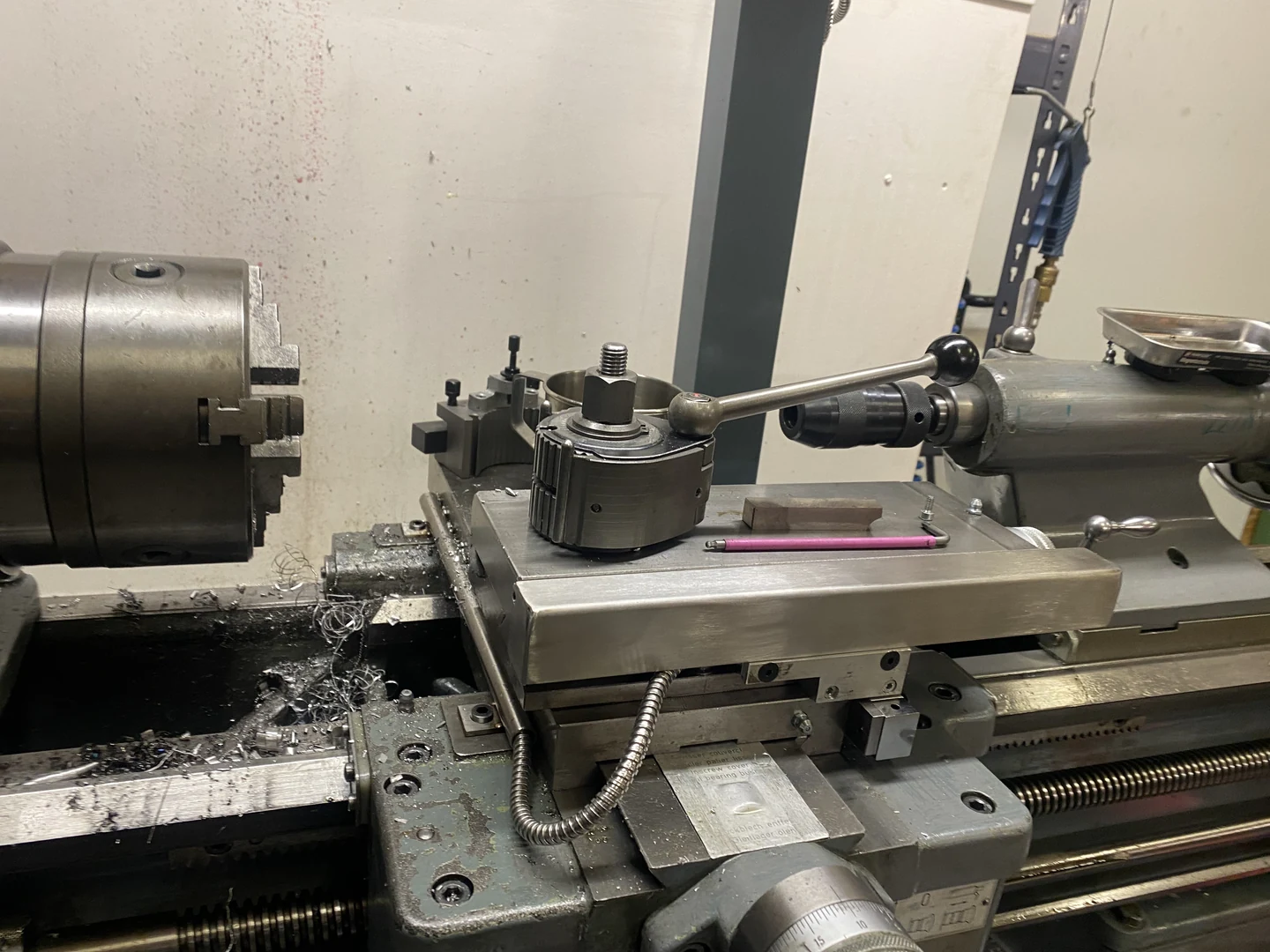 Drehen: Querschlitten und Werkzeughalter an meiner Drehmaschine.