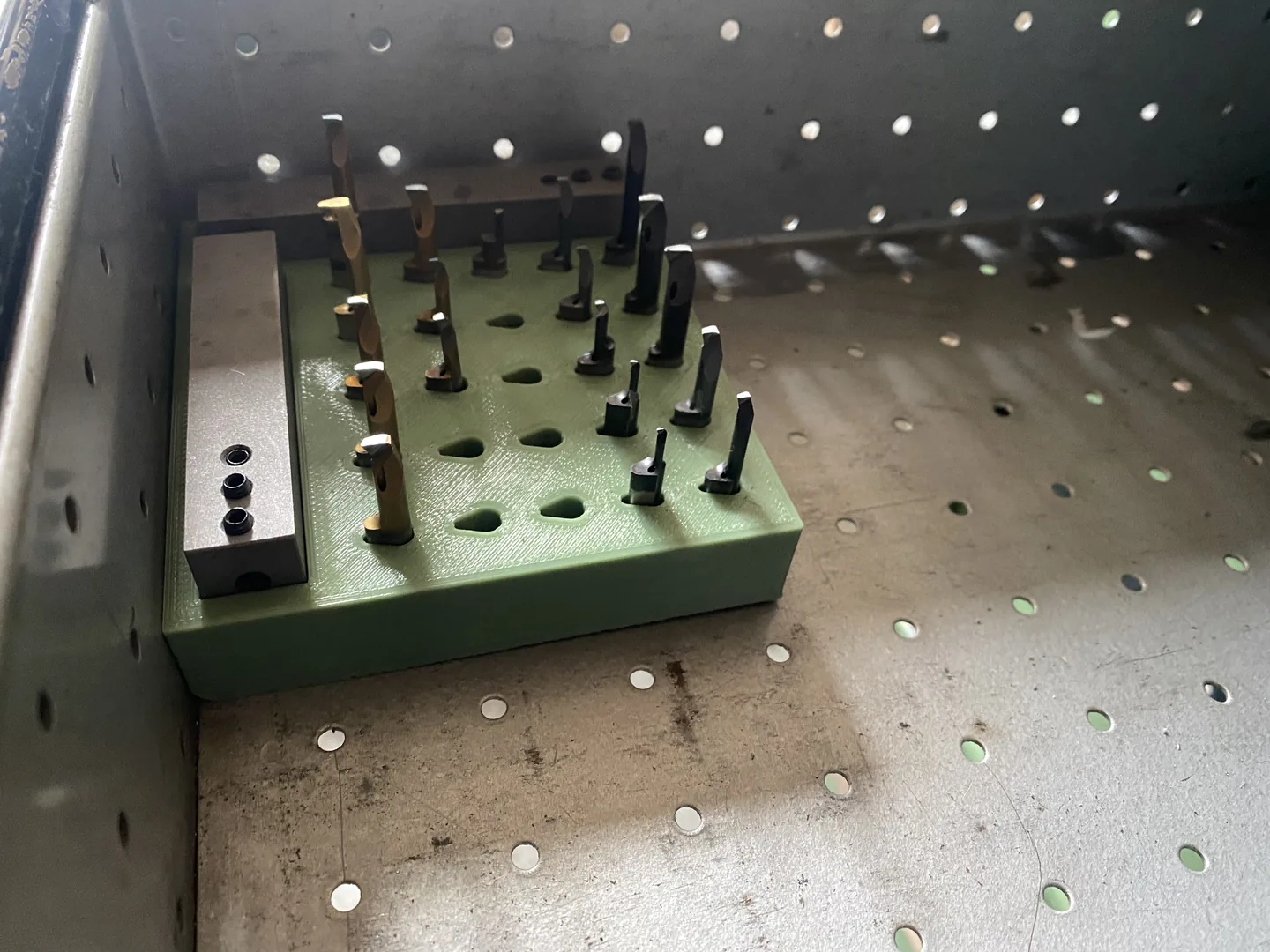 Grüner 3D-gedruckter Einsatz mit Formdrehstählen in einer Schublade.