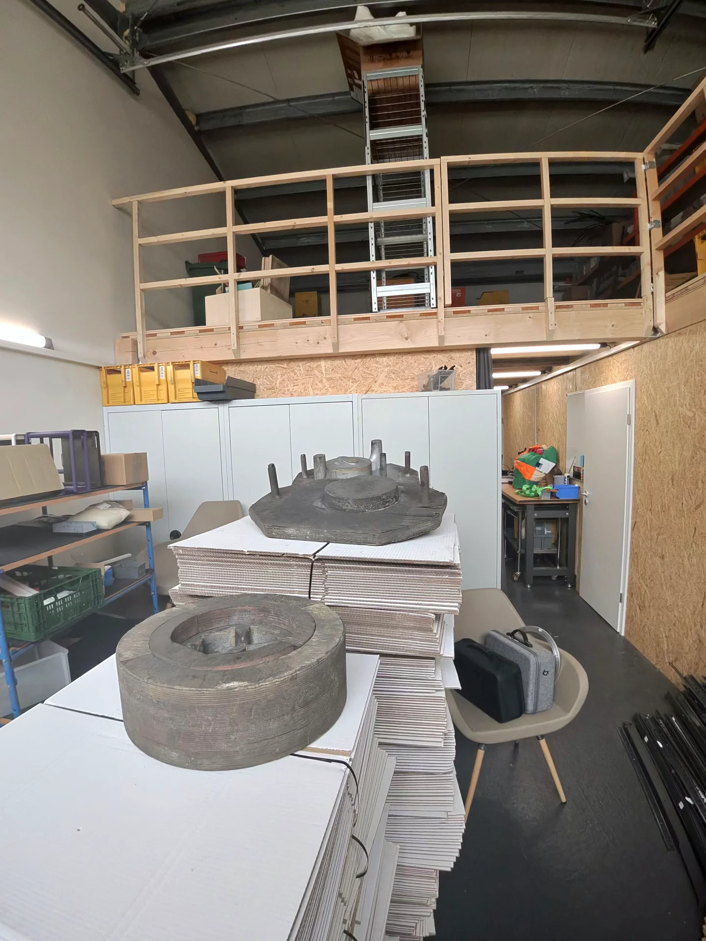 Zwei alte Holzmodellteile auf Platten im Betrieb.