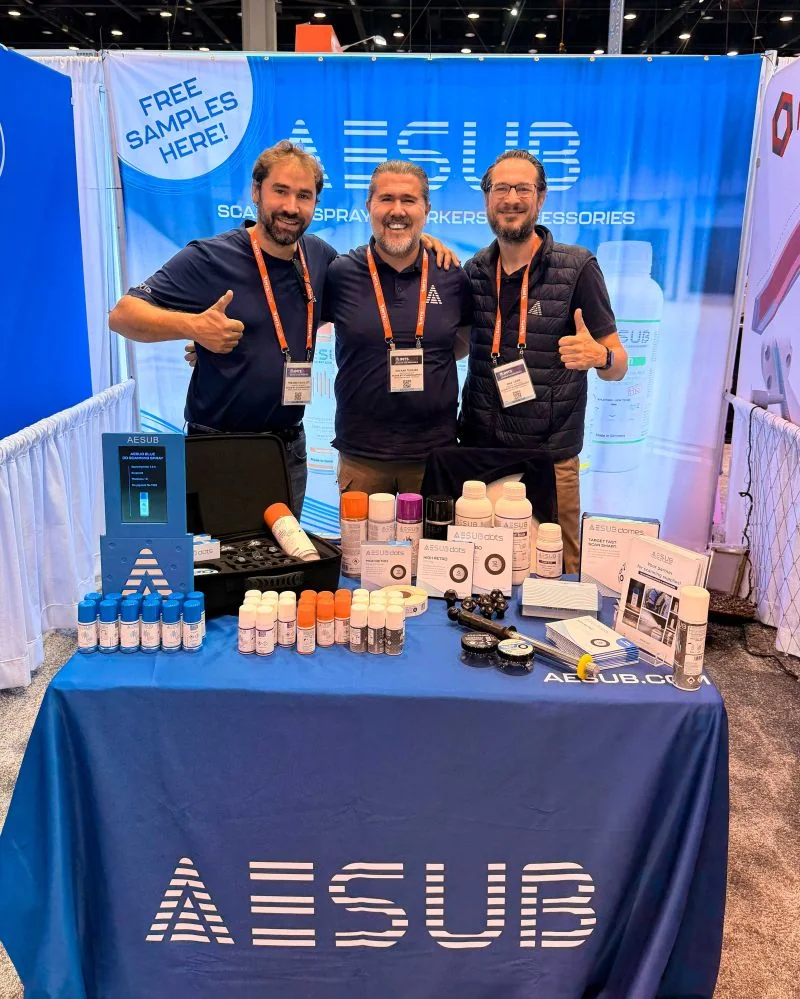 AESUB-Messestand auf der IMTS 2026 mit blauem Aufsteller links auf dem Tisch.
