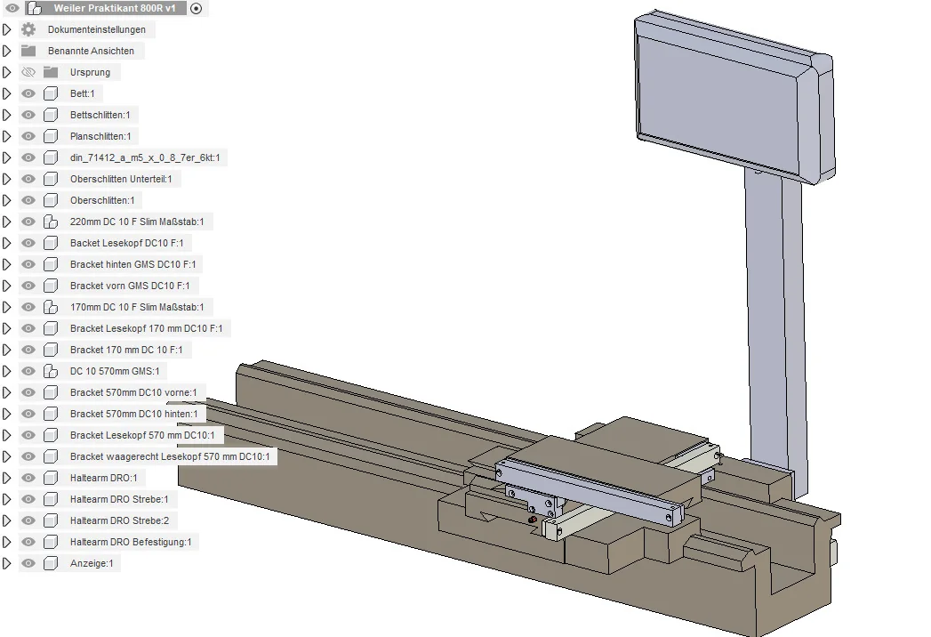 CAD-Gesamtaufbau der Drehmaschine mit Maßstäben, Digitalanzeige und Halter.