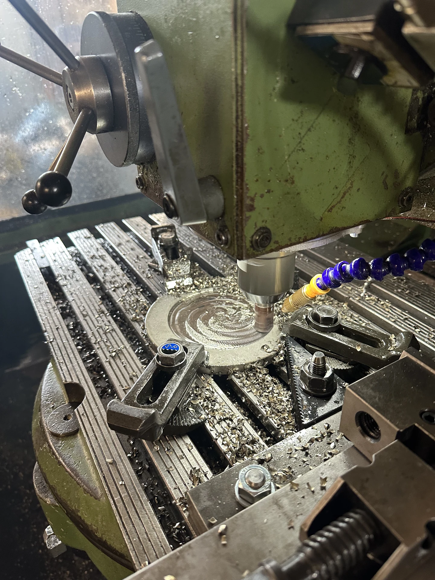 Runde Abdeckung in der Fräsmaschine.