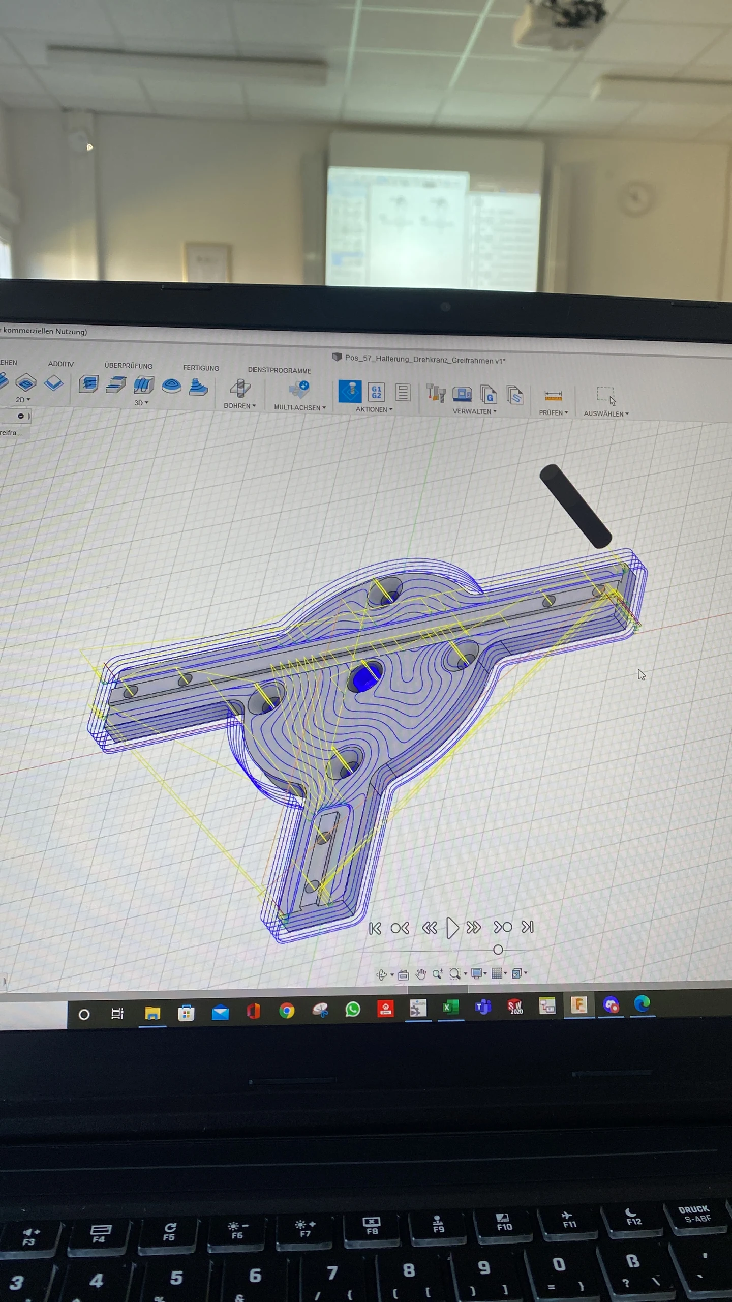 CAD/CAM: Werkzeugwegplanung am Bildschirm.