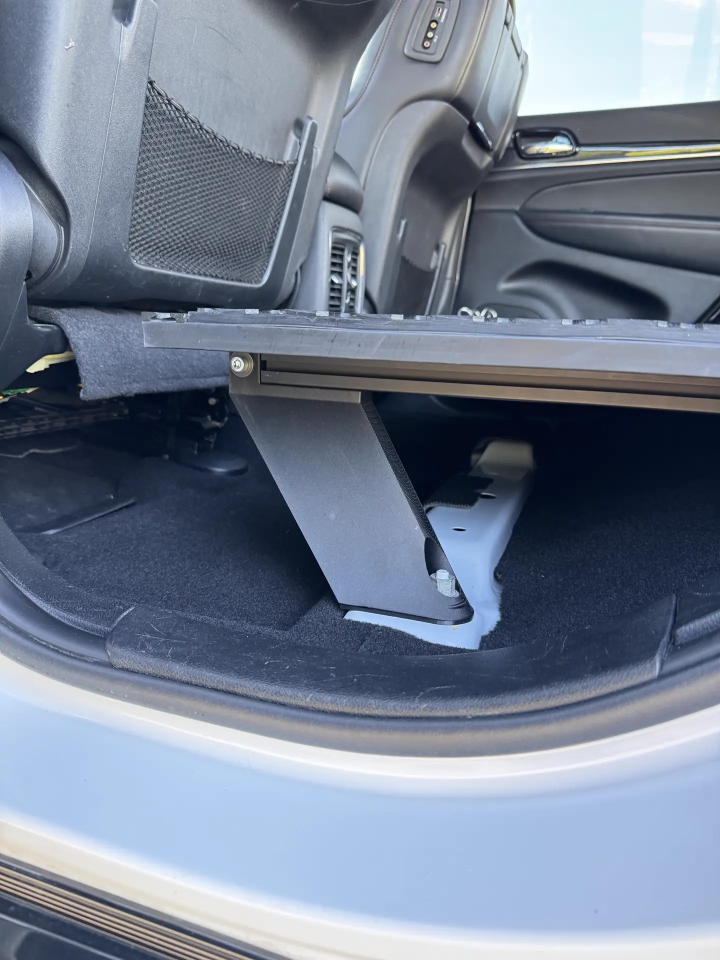 Detail der Plattform im Fahrzeug am Übergang zur Seitenverkleidung.