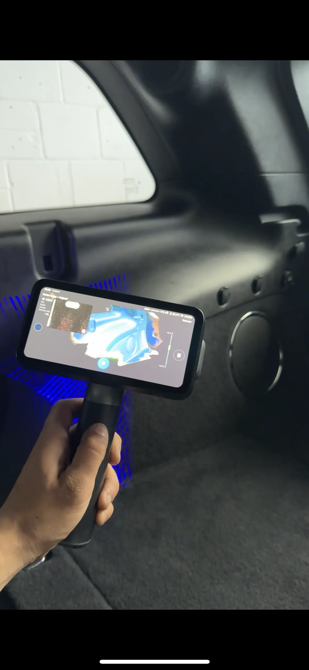 Handscanner mit Live-Ansicht beim Scannen des Jeep-Innenraums.