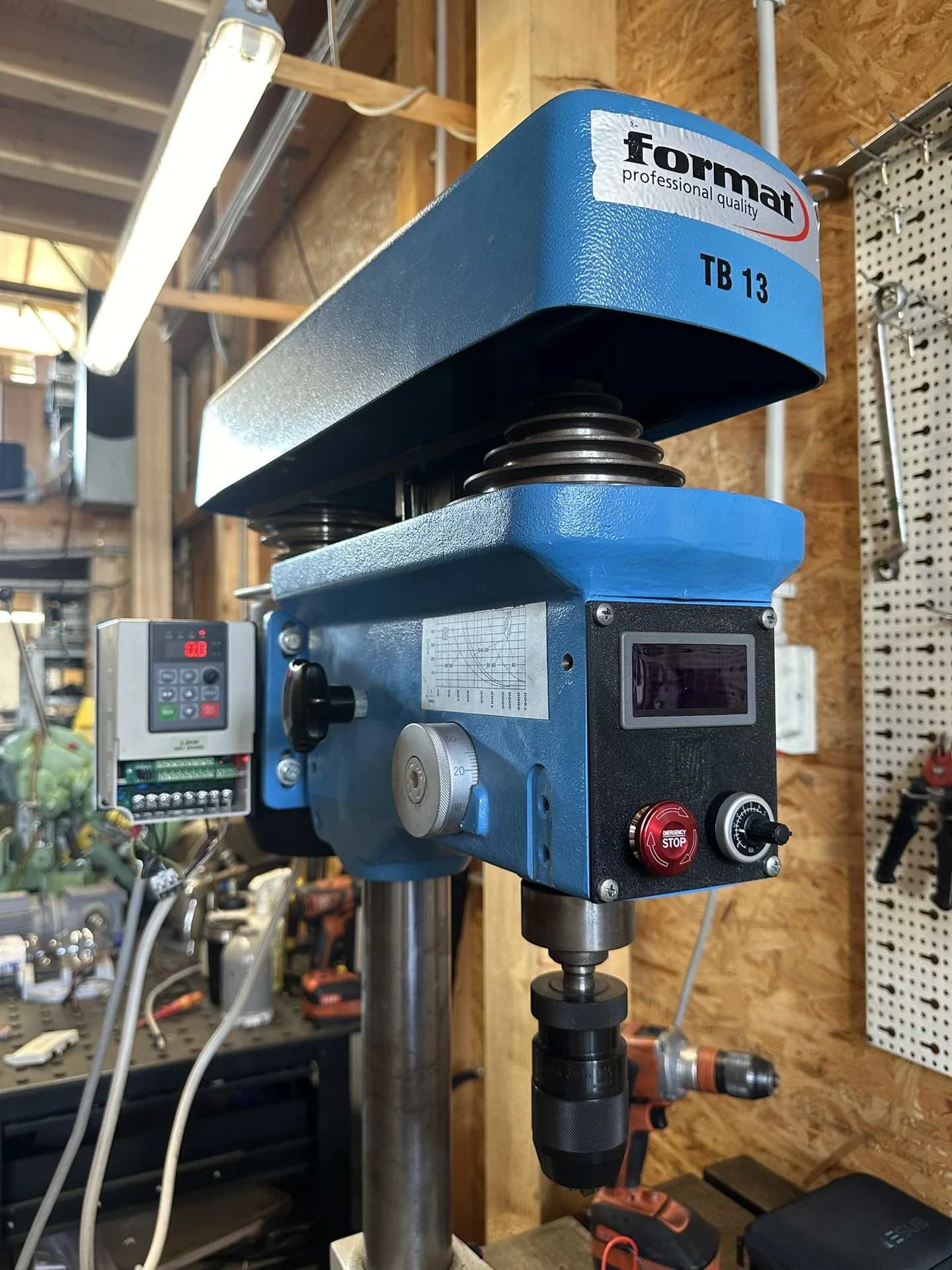 Modernisierte Tischbohrmaschine mit seitlichem Frequenzumrichter und Bedienfeld am Maschinenkopf.