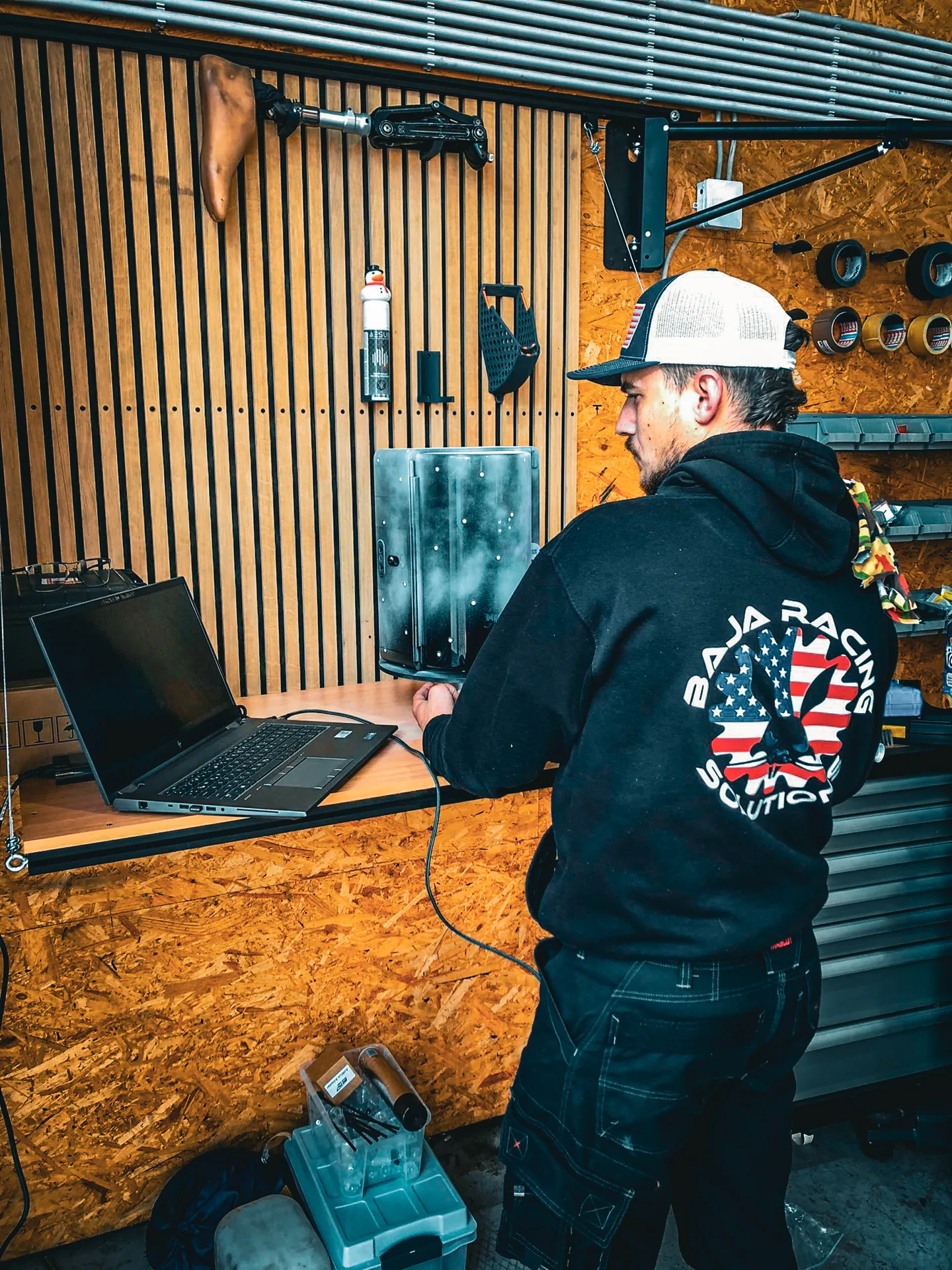 Scan-Arbeitsplatz mit Laptop und Bauteil in der Werkstatt.